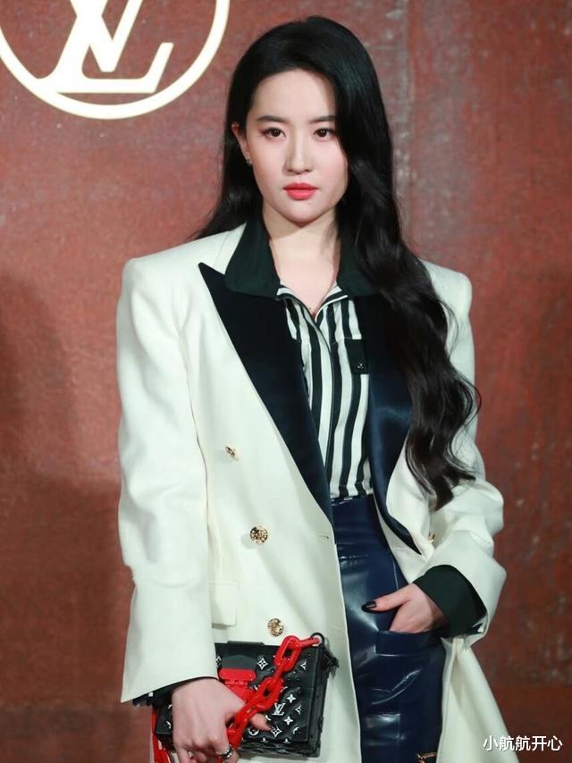 李庚希|李庚希：背景强大可是素质太低，靠徐静蕾走红，却扔烟头人设崩塌