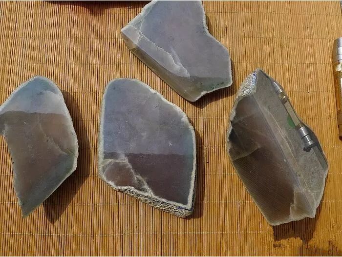 翡翠|老缅也会看走眼，中万收的翡翠原石，竟一刀切出“果冻级”翡翠！