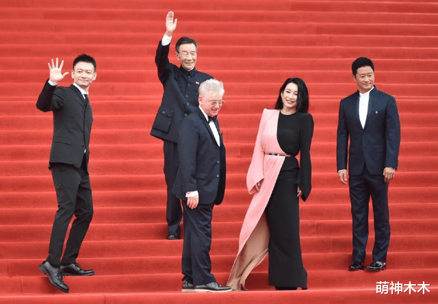 陈都灵|北影节红毯：张天爱直角肩抢镜，李宇春内搭长裙，陈都灵晕妆了