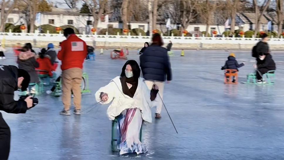 穿衣搭配|周迅北京溜冰被偶遇，48岁穿羽绒服场地上像精灵，打扮朴实接地气不见老