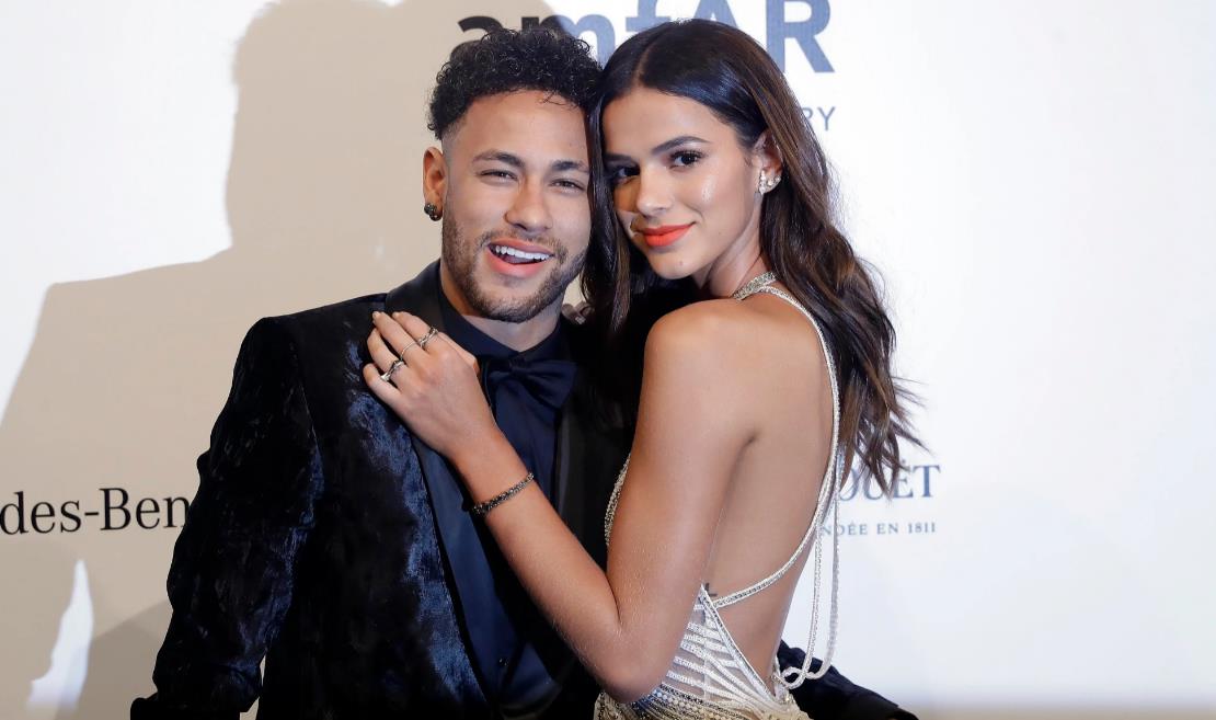 内马尔|内马尔带新女友海滩狂欢，两人都叫布鲁娜，长相神似，身材火辣