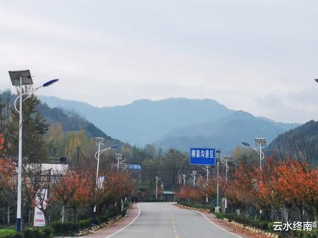 |这座山头上的神庙，开车就能上去，我第三次来这里了