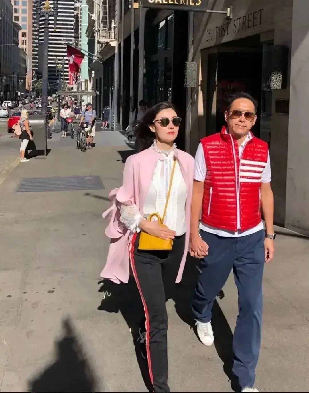 唐嫣|李嘉欣一家逛街,她打扮潮流嫩似小姑娘,难怪老公一直紧握她不放