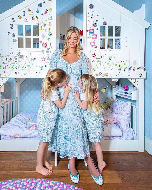 李连杰|希尔顿千金和俩女儿穿母女装!挺8个月三胎孕肚,为拼男娃好努力