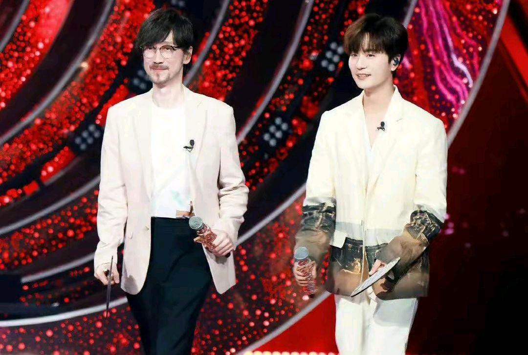 杨坤|《我们的歌》开播,周传雄称杨坤为老师,一点架子都没有