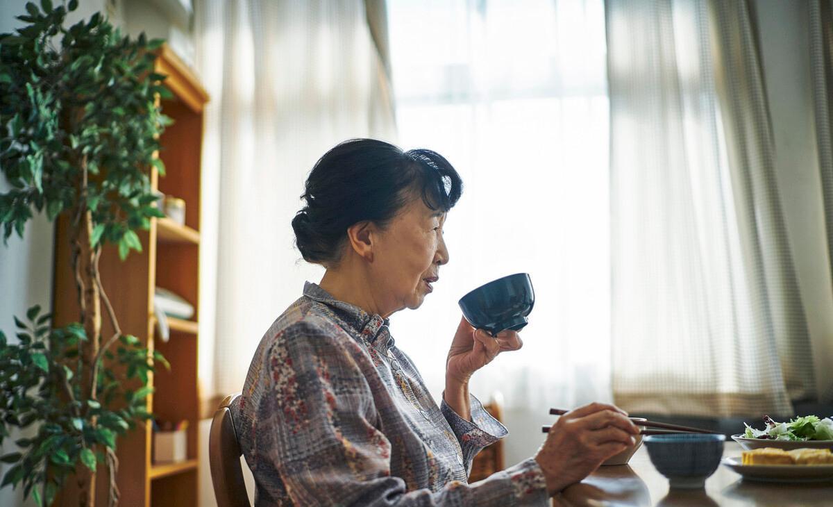 凭什么我妈打地铺,你妈睡卧室?丈夫愤怒反驳:我没说给你妈养老
