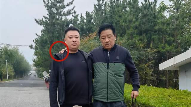 丁勇岱|偶遇老戏骨丁勇岱现身青岛！住价值千万的别墅，遛售价万元的爱犬