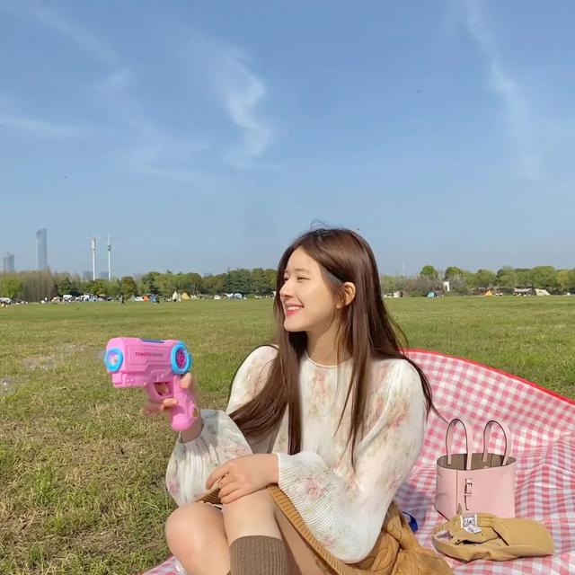 郑欣宜 春日彩色匹配，百变少女闪亮登场