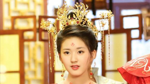 赵露思|“甜剧女主”赵露思，晒6张出游照，穿紧身衣大秀性感