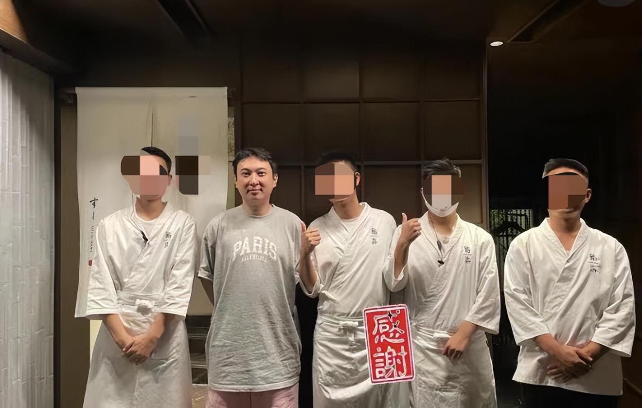 王思聪|王思聪带美女吃日料!身穿5000元T恤太豪气,女伴穿着清凉露长腿