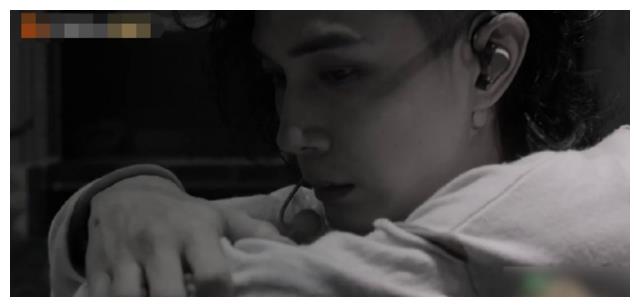 戚薇|戚薇老公躲卫生间哭泣！因好友去世崩溃，称不敢在妻子面前情绪化