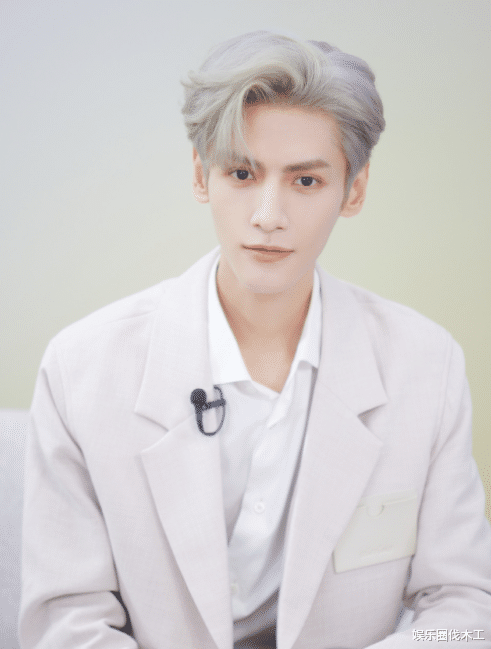 罗云熙|罗云熙因造型冲上热搜，穿粉丝西装被指太娘，粉丝反应亮了