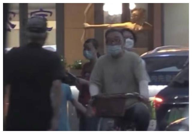 李立群|70岁李立群吃路边摊,低调打扮令路人认不出,生活惬意被赞接地气