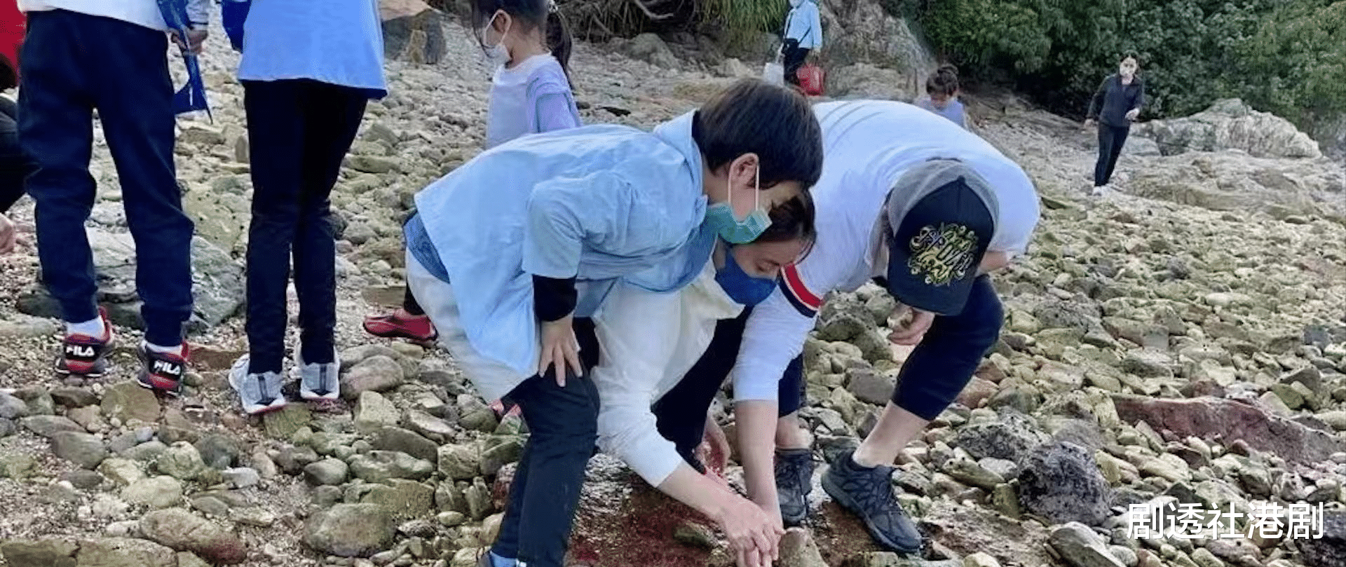 郭晶晶|霍启刚一家五口赶海，郭晶晶依旧低调朴素，用2元发圈引热议