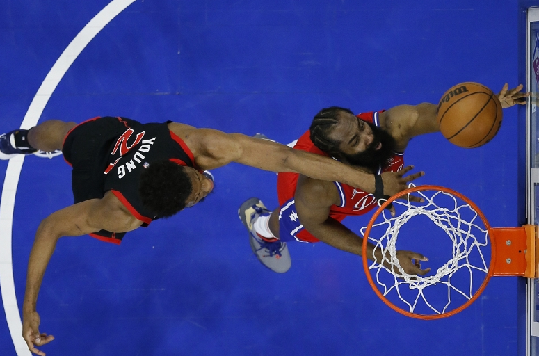 詹姆斯·哈登|总分2-0！哈登捂着颈部倒地险受伤，14分3断2帽解锁盖帽新技能