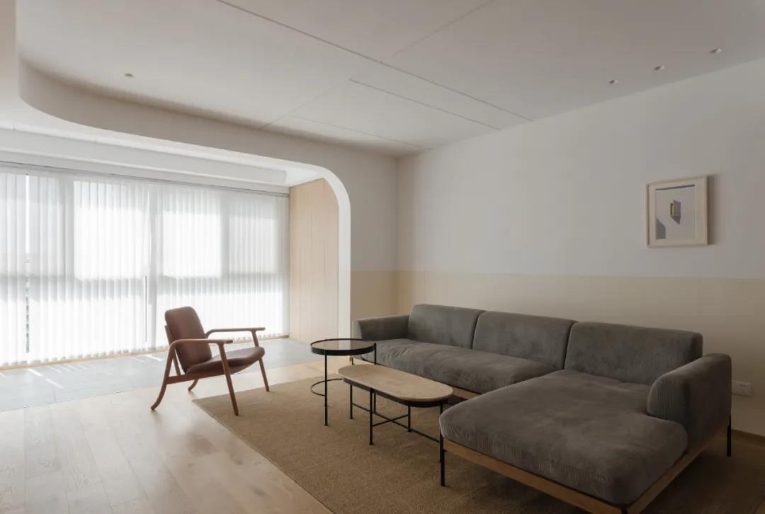 拒绝“模板化”装修,她坚持全屋大白墙+原木色,温暖治愈不俗气