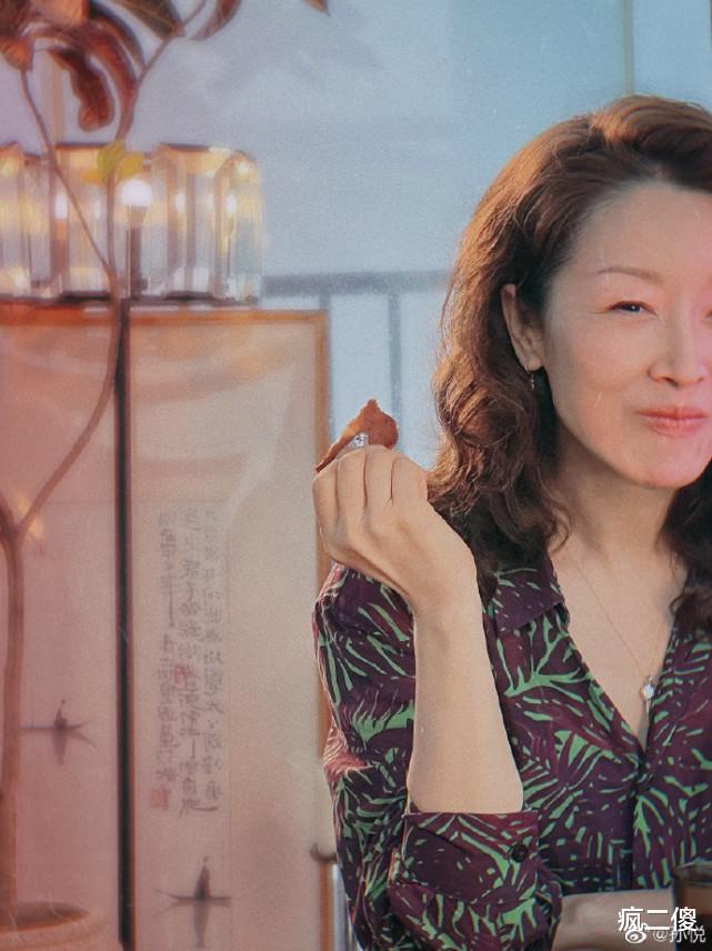 孙悦|50岁孙悦晒晨跑照片,运动服勾勒好身材,富婆的生活很惬意