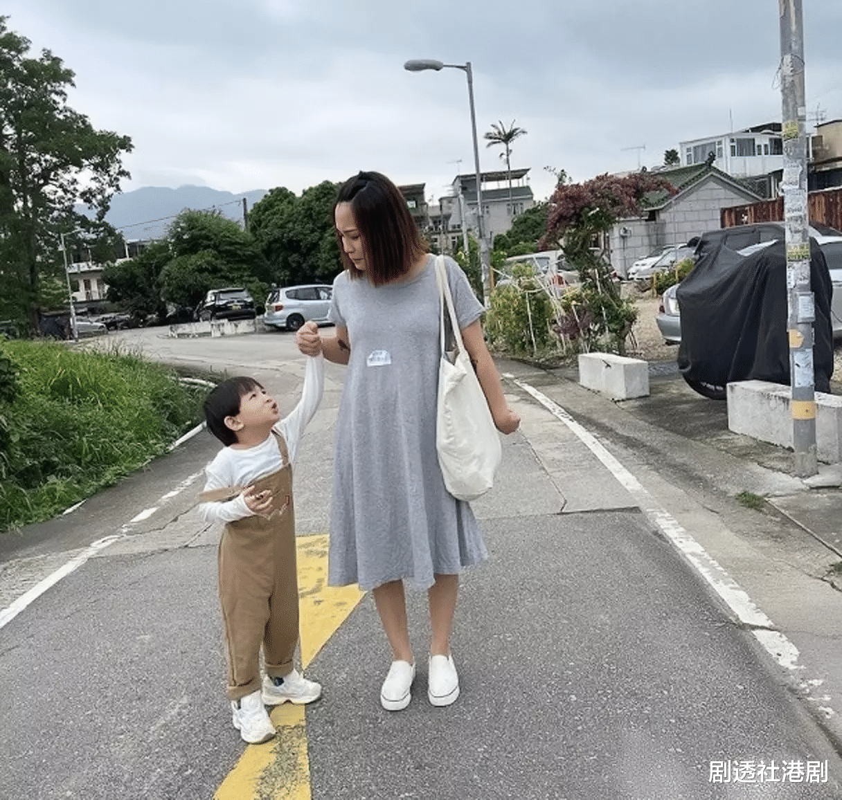 孙怡|恭喜!香港知名男星圈外妻子被传怀四胎,经济压力大还三年抱仨