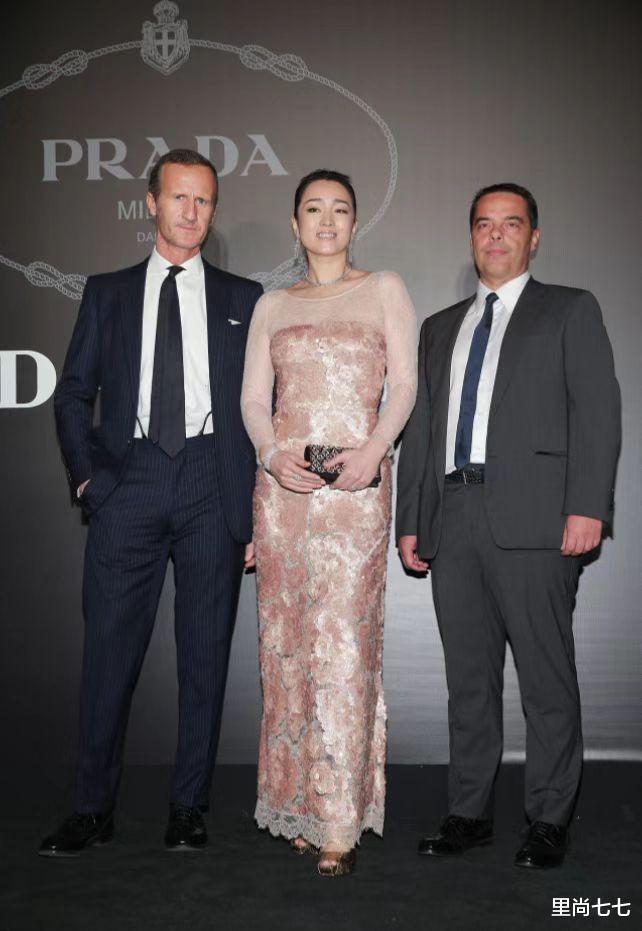 巩俐才是真正的肥而不腻，穿亮片紧身裙太有曲线，这富态感没谁了