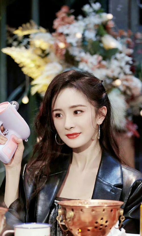 杨幂|和杨幂拍亲密戏居然很抗拒？霍建华抱杨幂像大哥哥抱小妹妹？