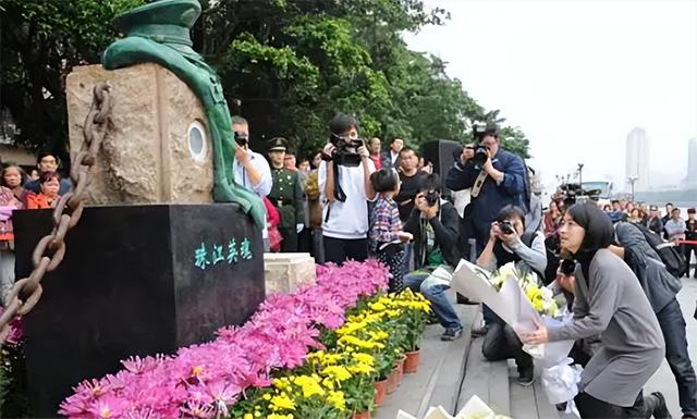 还记得跳江救人不幸牺牲的郑益龙吗?妻子被特招入伍,授少校警衔