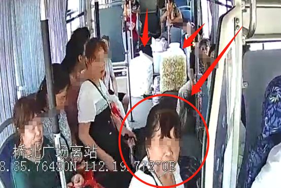 7旬老人只因刷了老年卡,被乘客狠踹下车司机做帮凶,实在太寒心