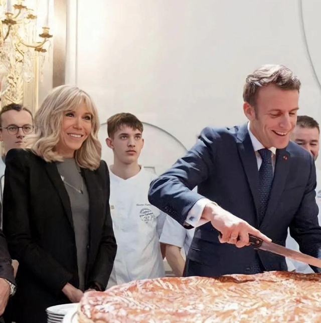 发型 七旬布丽吉特,头发留长烫成卷模仿闺蜜,新年换新发型气质都变了