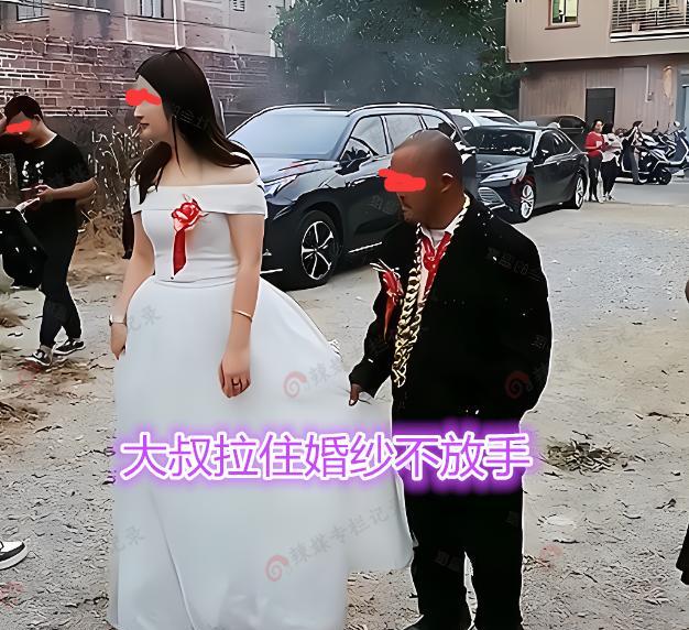 58岁丑大叔花68万彩礼,迎娶25岁年轻新娘,网友:我究竟差在哪