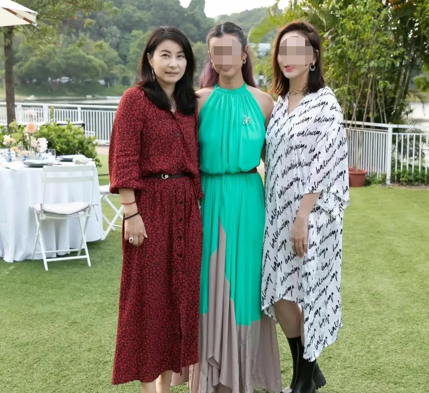 郭晶晶|郭晶晶现身名媛聚会！戴巨大红宝石鸽子蛋，手上廉价头绳太接地气