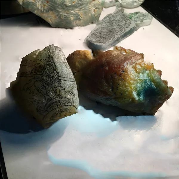 翡翠|男子5000买下不被看好的翡翠原石，做出成品“齐天大圣”！