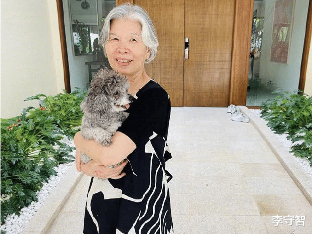 周杰伦|周杰伦说妈妈比他潮，母亲叶惠美气质好，他却发福穿豹纹像暴发富