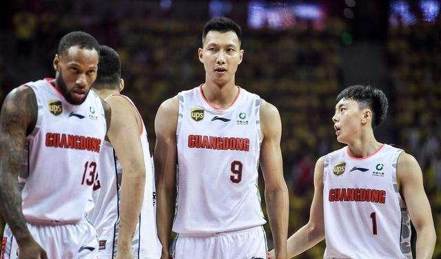 广东男篮|广东队新消息，易建联和周鹏宣布放弃顶薪？NBA中锋或将加盟广东