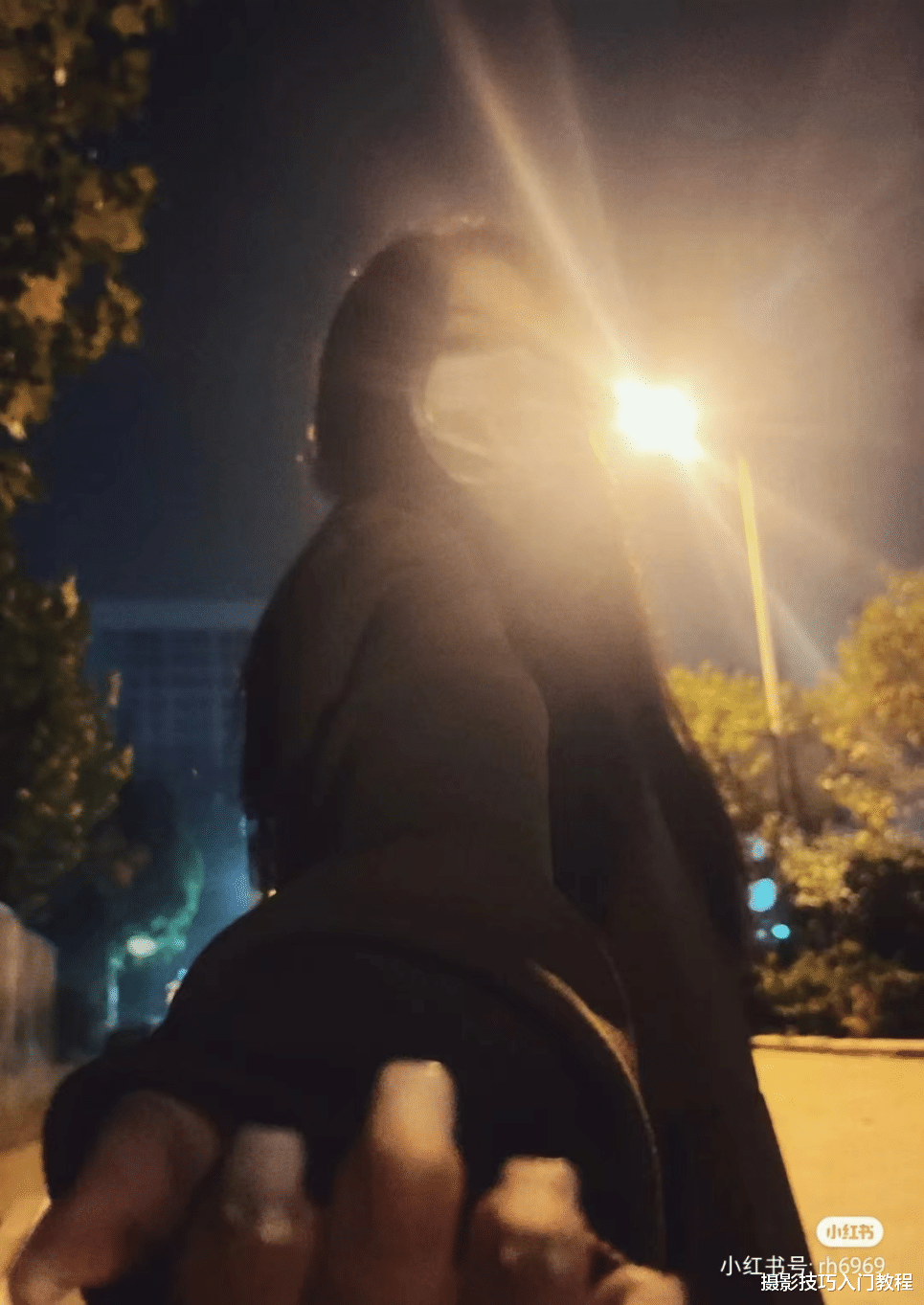 摄影技巧:2022年最火的拍照姿势,逆光牵手照,太好看了