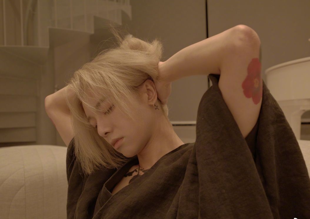 华晨宇|华晨宇再晒金发照，造型凌乱痘印抢镜，王悦伊发同款自拍卖萌