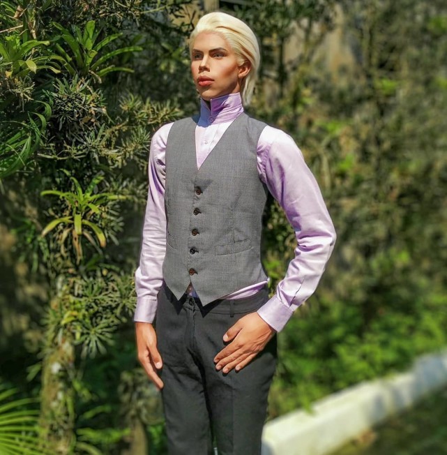 整容|巴西少年想整容42次变“芭比男友”，没办法火起来改行跑去搬砖了