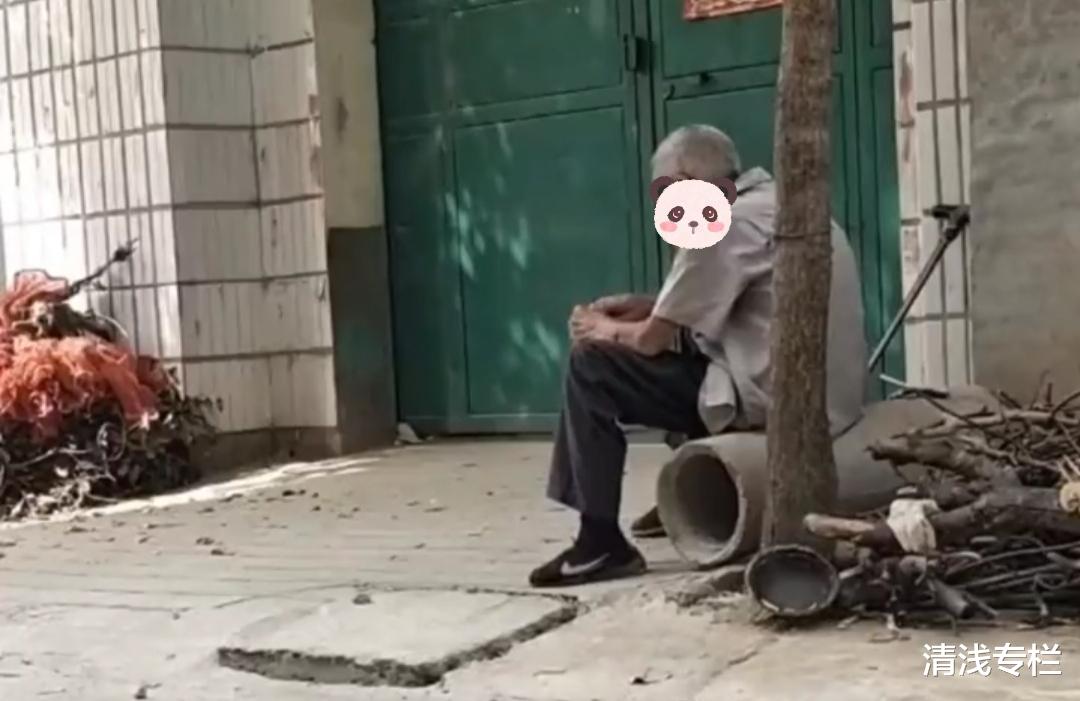 老人去儿子家吃饭,在大门口坐了一小时都没人开门,无奈起身离开