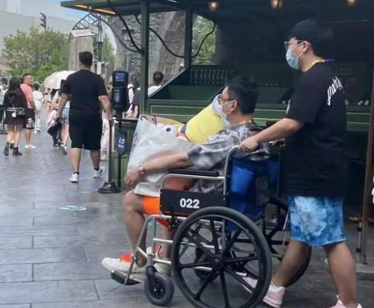 王思聪|王思聪被拍出行坐轮椅,身旁多名美女跟随,挂VIP牌插队体验游戏