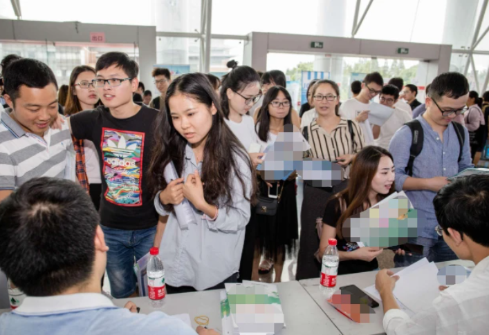 |90后毕业生求职失败，被拒的原因离谱到抠地，网友看完很无语