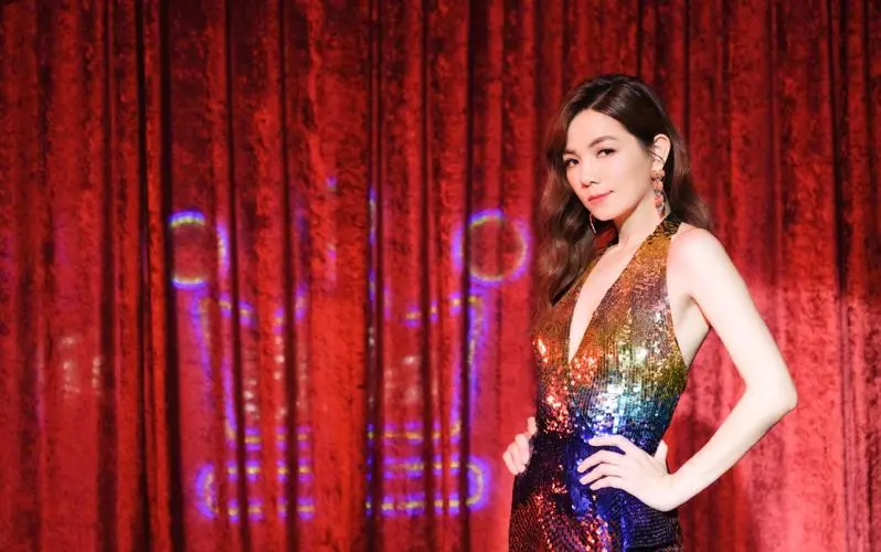 滨崎步|不爱富豪,不恋权贵,这些女明星追求爱情的选择