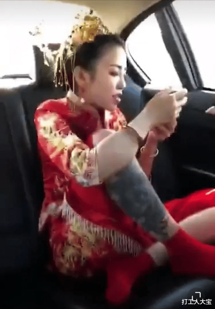 新娘盘腿坐车后座，腿上纹身惹眼，网友：新郎嫁给了社会人