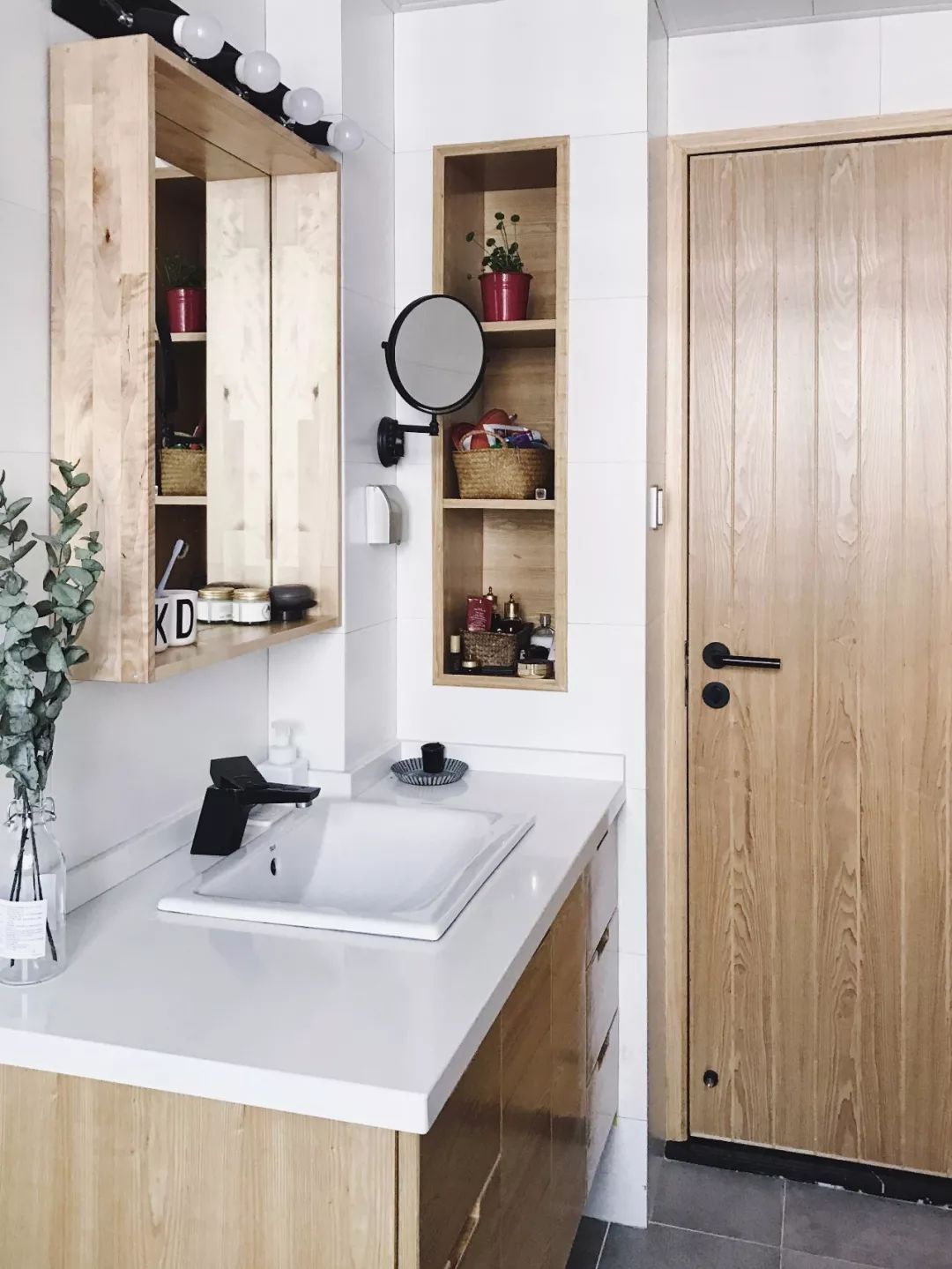 给小户型搭配一个镜柜,迷你卫生间也不担心收纳不够