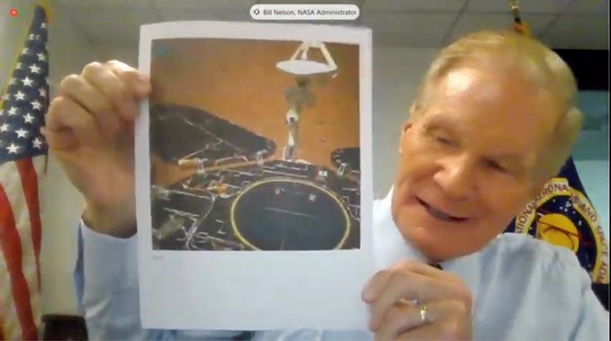 祝融号传回火星照片,NASA局长高举图片催钱,移民火星难道快了?