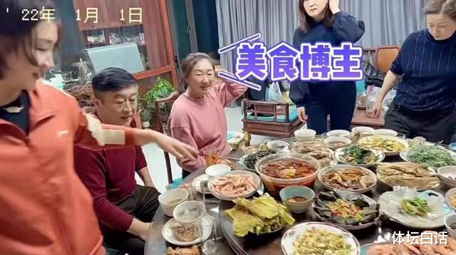 陈梦|陈梦全家聚餐！一桌超15个菜，陪闺蜜女儿展现母性，凌乱卧室曝光