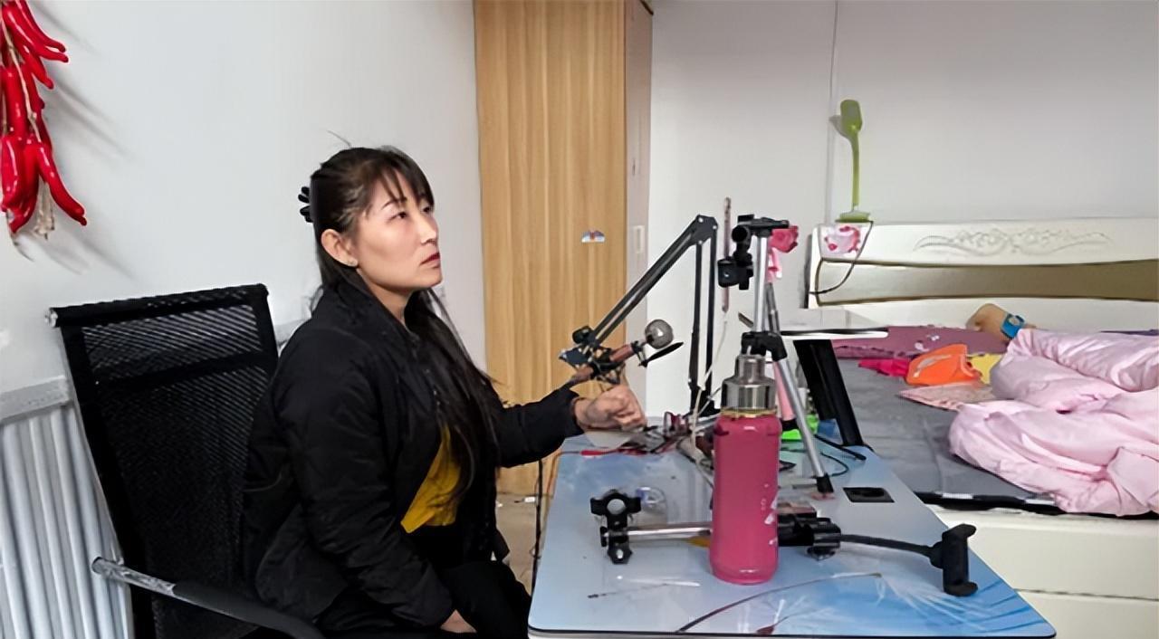 爬行女孩董明英,完全不顾家长反对24岁嫁给46岁光棍,如今过得如何?