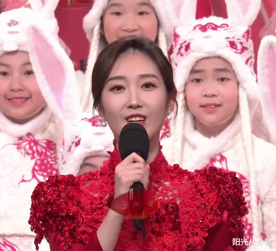 邓超|春晚女主持状态:龙洋站稳C位,马凡舒破音,新人王嘉宁表现不俗