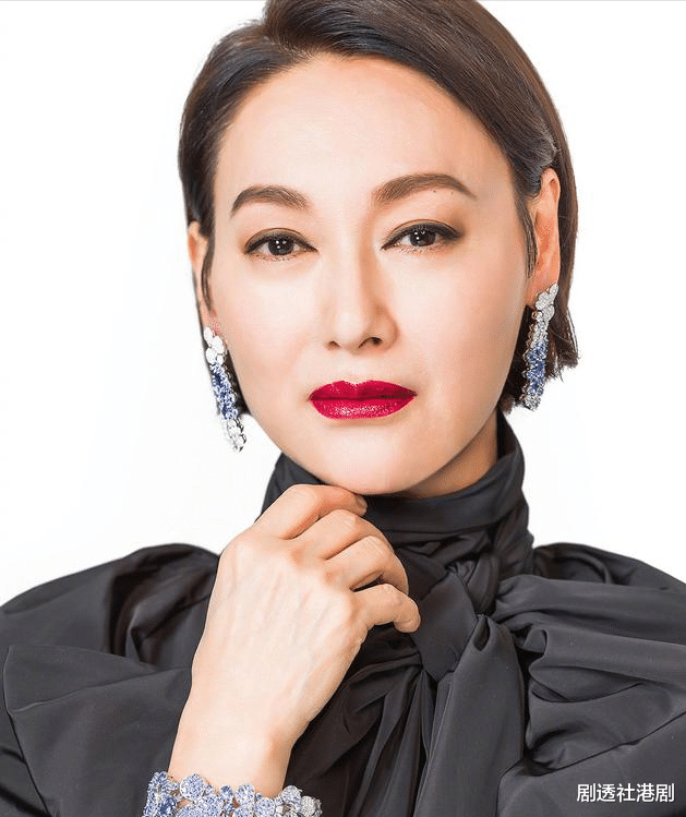 惠英红|反差萌！62岁香港知名影后头扎双辫现身广州饮茶，获网友大赞可爱