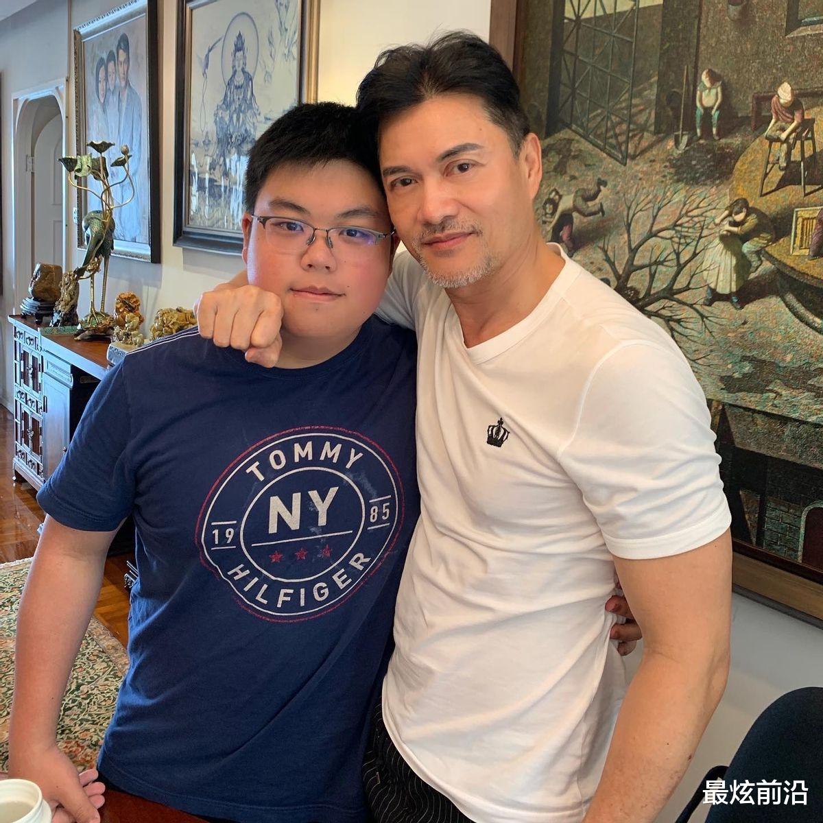 遮瑕 吕良伟儿子个子矮体重快200斤,穿T恤勒出大肚腩,没有爸爸帅气