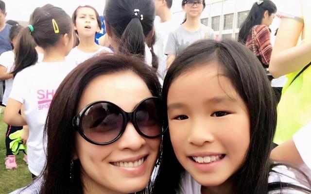 姜涛|黄奕9岁女儿近照曝光,容貌有变化,遗传爸爸塌鼻梁