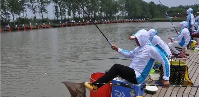 |江苏一男子的神操作,春节期间冒雪野钓,意外收获“米级”水老虎