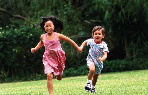 张亮|张亮儿子身高一米八，13岁天天腿长逆天，对比何炅：不要面子哒！